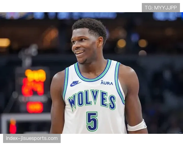 特写：一次成功的24秒防守后，森林狼队爱德华兹立即指向前场示意队友快下